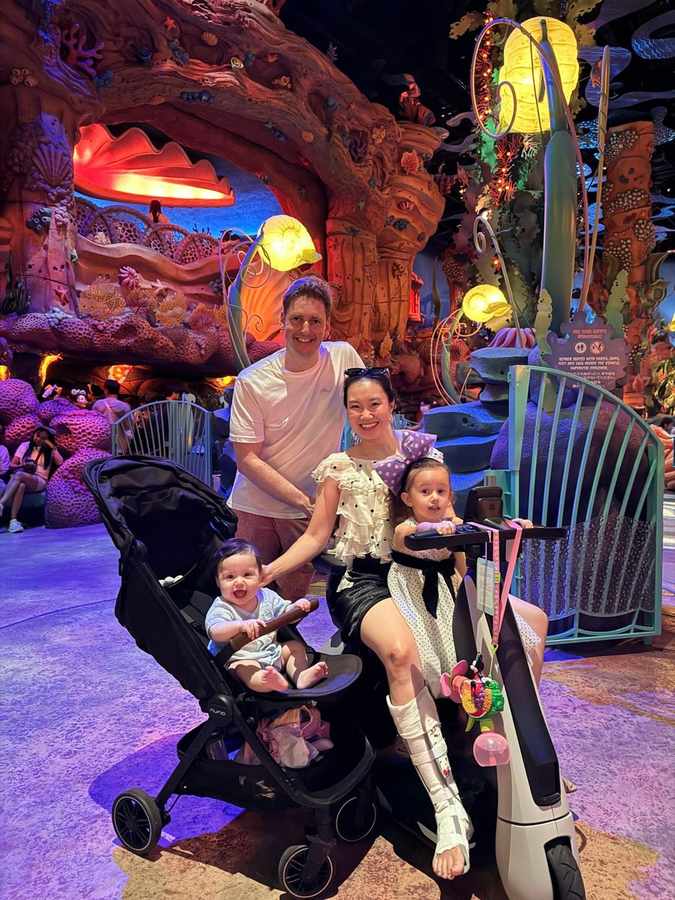 Leonie with her whole family on a ride under the sea